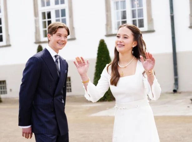 Konfirmantarnir hittu miðlafólk aftaná gudstænastuna (Mynd: EPA)