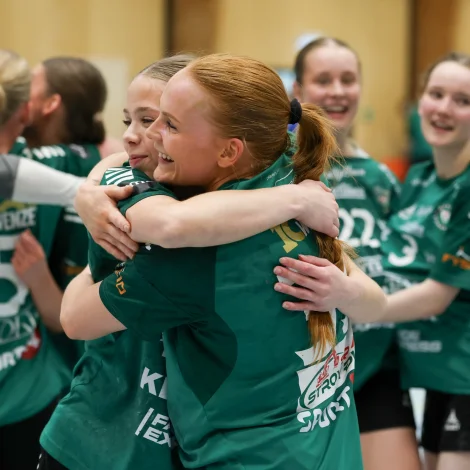 Toppskjúttin Turið Arge Samuelsen fegnast saman við blaðungu Emily Andrésen, sum kom inn og skal spæla í sínari fyrstu finalurøð - tað verður ikki tann fyrsta hjá Turið (Mynd: Sverri Egholm)