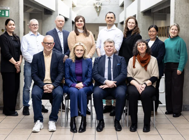 Felagsgrunnurin hevði fund í Nuuk herfyri. Frá vinstru ovast: Pernille Ødegaard, Guttormur í Skála, Jóan Petur Hentze, Dóra Björt Guðjónsdóttir, Poul Petersen (virkand borgarstjóri í Sermersooq kommunu), Elsa Berg (borgarstjóri í Tórshavnar kommunu), Nitta Lyberth-Mørch og Carina Heinesen á Rógvu. Frá vinstru niðast: Róbert Marshall, Heiða Björg Hilmisdóttir (borgarstjóri í Reykjavíkar kommunu), Kjartan Magnússon og Lone Rosengreen Pedersen (Mynd: Tórshavnar kommuna)