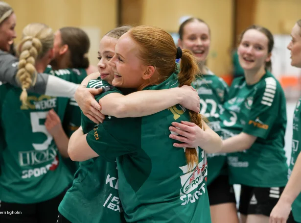 Toppskjúttin Turið Arge Samuelsen fegnast saman við blaðungu Emily Andersen, sum kom inn og skal spæla í sínari fyrstu finalurøð - tað verður ikki tann fyrsta hjá Turið (Mynd: Sverri Egholm)