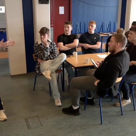 Leiðslan á Glasi hevur mist sambandið við veruleikan hjá teimum ungu