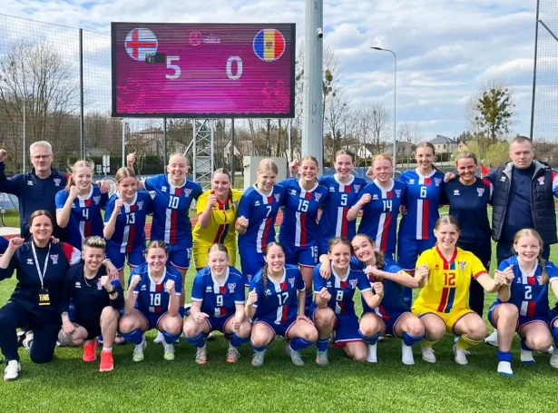 Spælarar, venjarar og leiðarar aftaná knúsandi 5-0 sigurin á Moldova - Mynd: www.FSF.fo