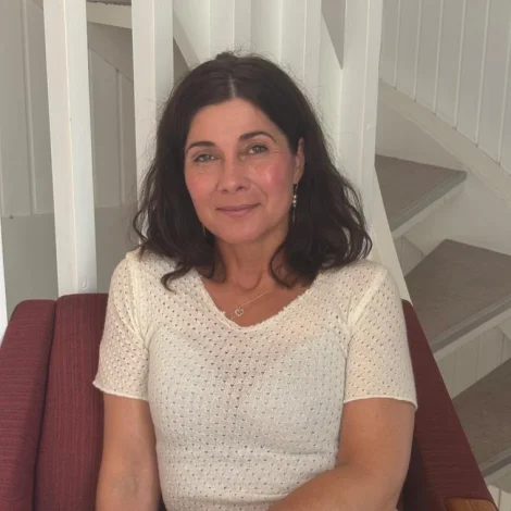 Sanna á Løgmansbø heldur flaggdagsrøðuna á Giljanesi