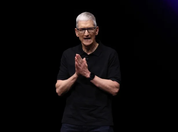 Timm Cook, ið tók við sum stjóri eftir stovnaran Steva Jobs, gevst í starvinum í heyst (Mynd: EPA)