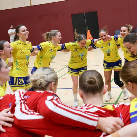 Stórur fagnaður á teimum gulu í hoyvíkshøllini eftir ógvuliga tøttu triðju hálvfinaluna (Mynd: Sverri Egholm)