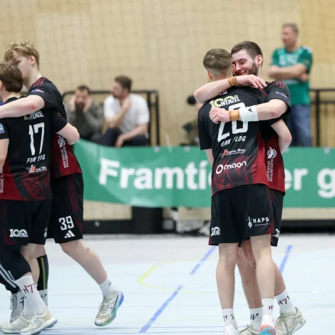 Fagnaður á hoyvíkingum, sum eftir óguvliga vánaliga byrjan vendur øllum á Hálsi. Nú restar ein sigur í til FM (Mynd: Sverri Egholm)