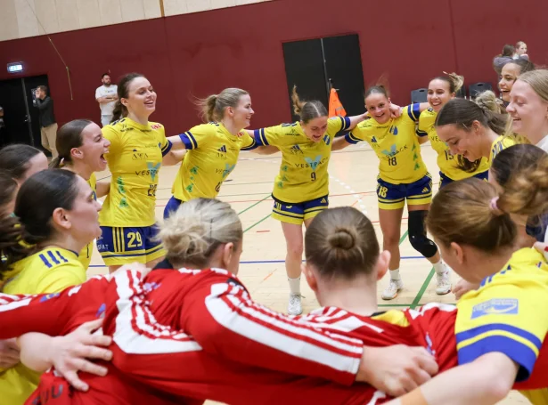 Stórur fagnaður á teimum gulu í hoyvíkshøllini eftir ógvuliga tøttu triðju hálvfinaluna (Mynd: Sverri Egholm)