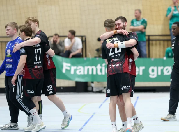 Fagnaður á hoyvíkingum, sum eftir óguvliga vánaliga byrjan vendur øllum á Hálsi. Nú restar ein sigur í til FM (Mynd: Sverri Egholm)