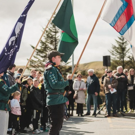 Eirikur í Jákupsstovu heldur røðu við skótahúsið við Løkin leygardagin