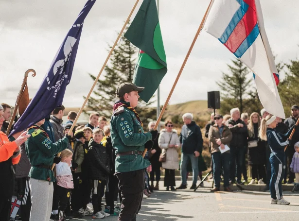 - Skótar og ítróttafólk ganga skrúðgongu, og Nes Sóknar Musikkfelag spælir. Aftaná verður ein drekkamuður at fáa inni í skótahúsinum