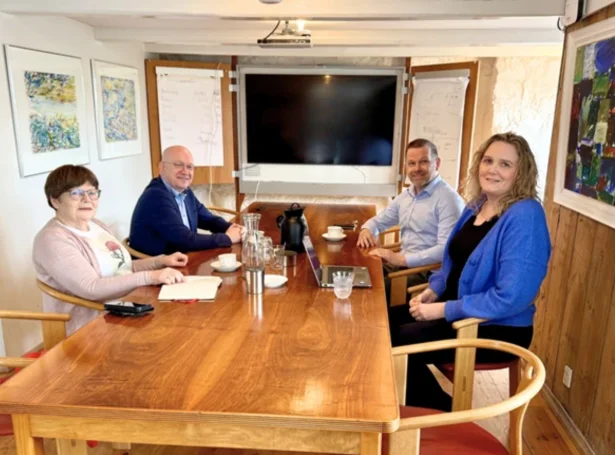 Krøvini verða handaði fyrstu fullu vikuna í mars. Her síggjast Anna Johannesen og Súni Selfoss, umboðandi Starvsfelagið, Jan Sjóstein og Una Djurhuus Christiansen, umboðandi Fíggjarmálaráðið (Mynd: starvsfelag.fo)