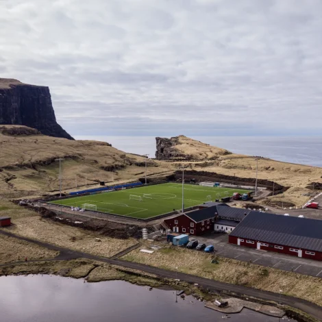 Nýggju ljósmastrarnar á Eiðinum reistar