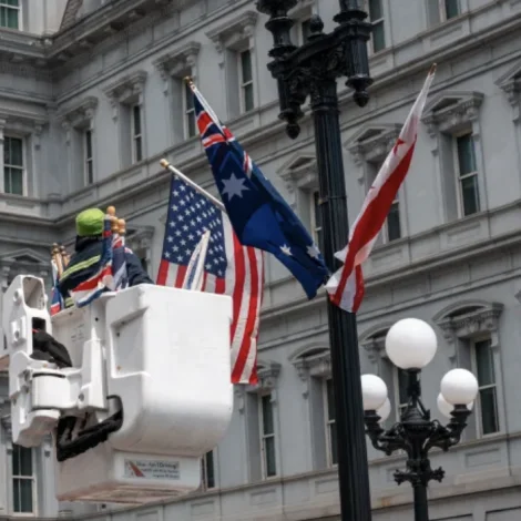 USA: Flaggaðu við avstralskum fløggum undan vitjan hjá Charles kongi