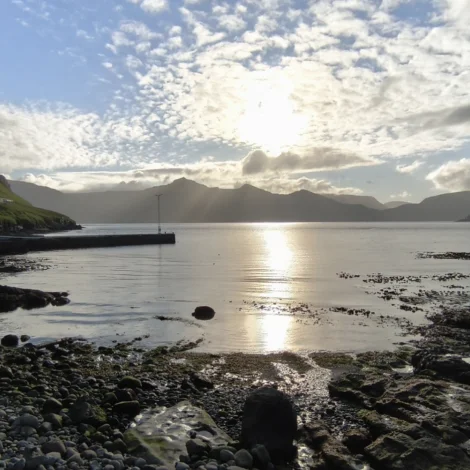 Standmynd avdúkað í Oyndarfirði í morgin