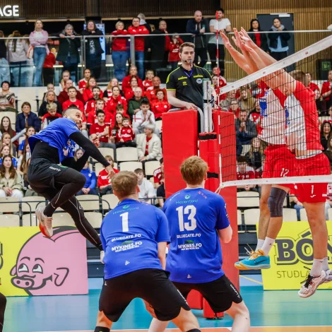 Tøtt mansfinala við Tjarnir, har teir í bláum vóru betri tá samanum kom (Mynd: Jens Kr. Vang)