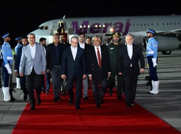 Iranski uttanríkismálaráðharrin, Abbas Araghchi og pakistanski varaforsætisráðharrin Ishaq Dar í Islamabad (Mynd: EPA)