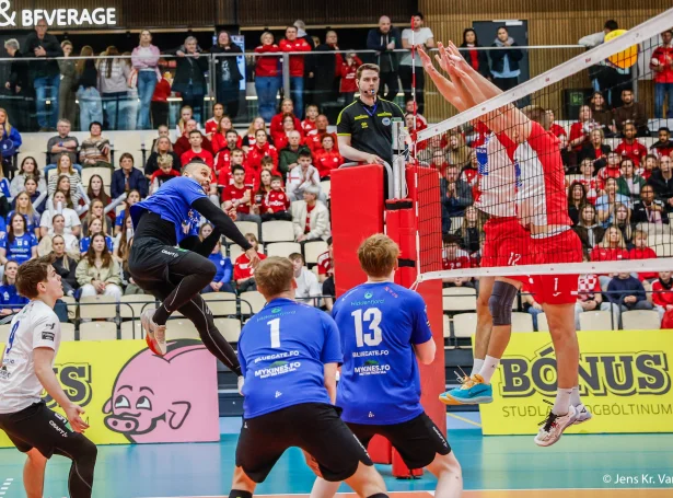 Tøtt mansfinala við Tjarnir, har teir í bláum vóru betri tá samanum kom (Mynd: Jens Kr. Vang)