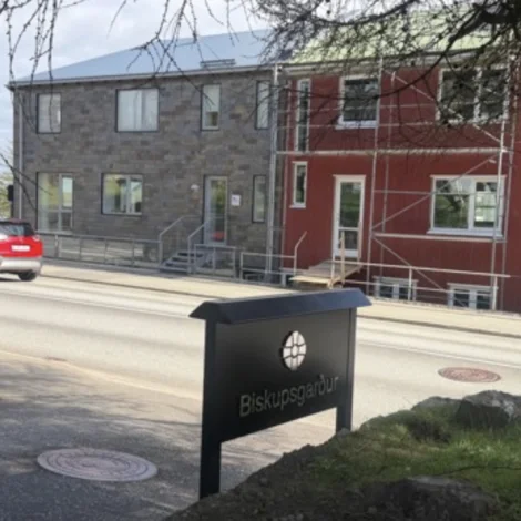 Húsini hjá kirkjuni dagførd