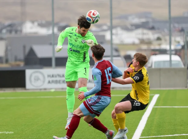 B36 hevur tvey tey seinastu umførini greitt sína skyldu sum favorittur - seinast á Argjum sunnudagin. Men B36 hevur eisini snávað, á heimavølli móti Skála, og AB hevur gjørt hol í sjógvin og liggur á sama stigatali sum HB (Mynd: Sverri Egholm)