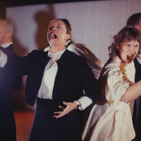 Dansur um vald og valdsmisnýtslu