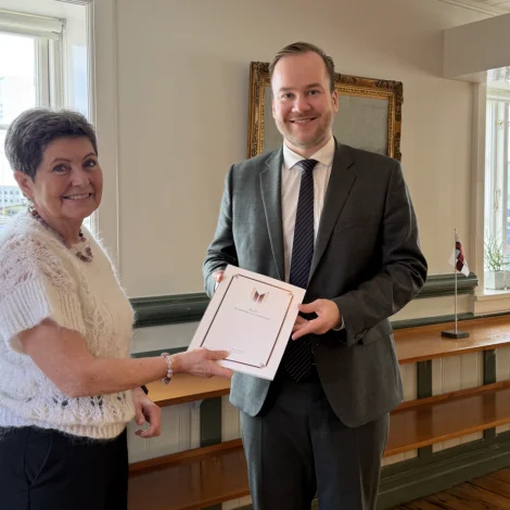 Álit um føroyskt heiðurstekin handað løgmanni