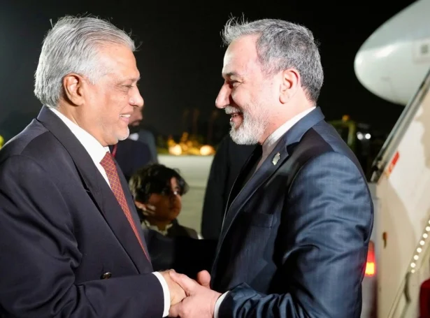 Pakistanski varaforsætisráðharrin, Ishaq Dar og iranski uttanríkismálaráðharrin, Abbas Araghchi undir vitjan hjá Araghchi í Pakistan um vikuskfitið (Mynd: EPA)