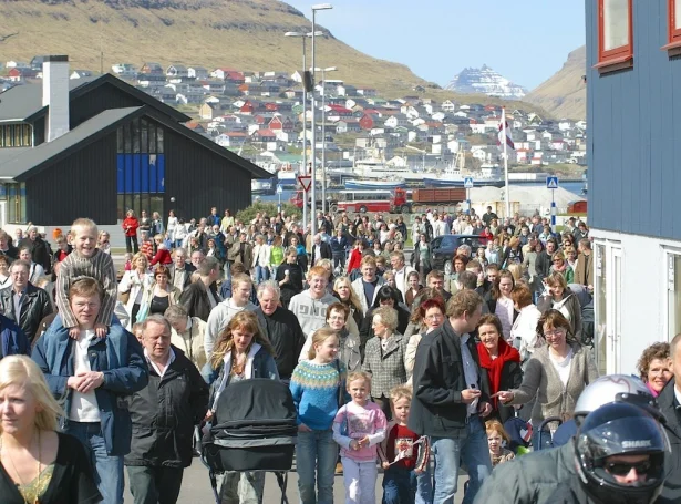 Sólin bakaði niður, og tað var eitt serligt huglag - hátíðardámur - í Klaksvík fyri júst tjúgu árum síðani (Mynd: Norðlýsið)