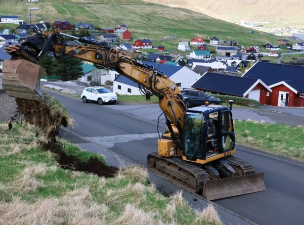 Borgarstjórin í kommununi setti grabban í til útstykkingina (Mynd: eysturkommuna.fo)