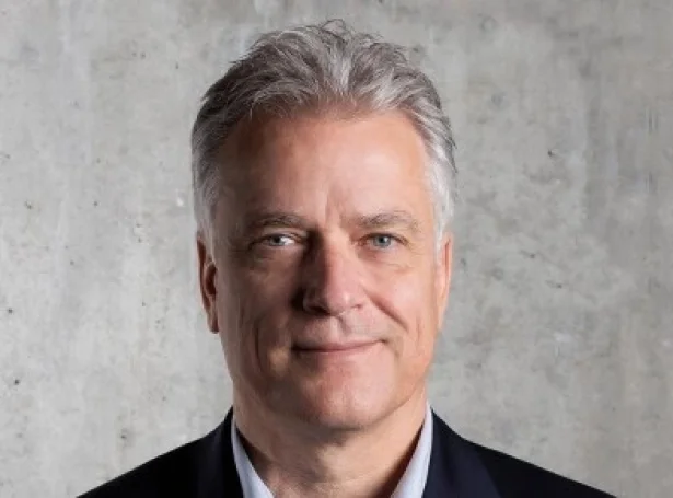 Claus Birkelyng hevur verið á vitjan í Føroyum í nakrar dagar. Hann ætlar at fáa fleiri føroyingar á løgregluskúla og annars vera virkin í frítíðarlívinum í Føroyum - hann er áhugaður í millum annað ítrótti og rennur og spælir padel, umframt annað