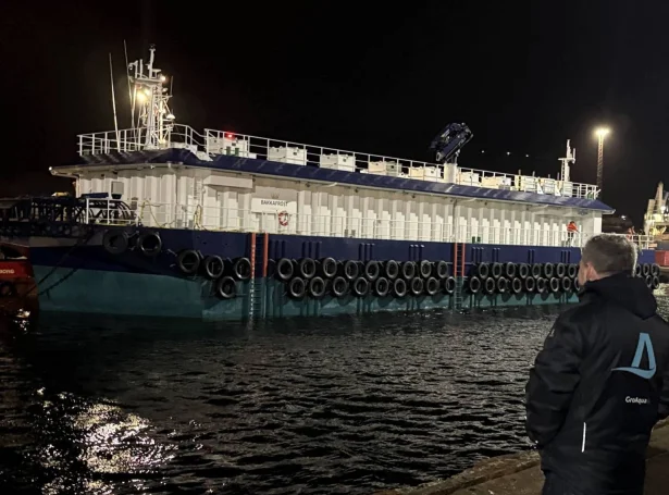 18 siloir eru. Fóðurflakin er 48 metrar langur, 13 metrar breiður og við 24 framleiðslulinjum