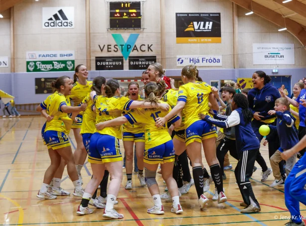 Stórur fagnaður á teimum í gulum og bláum eftir ógvuliga inntensa finalu (Mynd: Jens Kr. Vang)