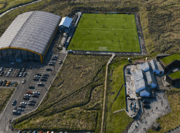 Talan er sambært fyriliggjandi umsókn um eina sokallaða 7-ara innandura fótbóltshøll við vølli á 30 x 50 metrum, staðsett sunnan fyri Stóra. Grundarlag kann tó vera fyri at gera eina nakað størri hølli (Mynd: tvk.fo)