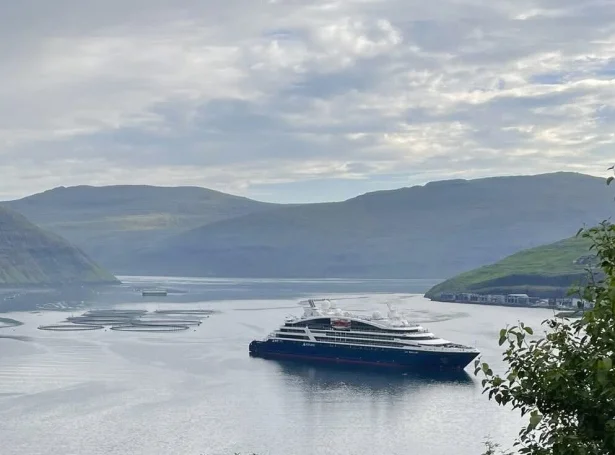 Vestmanna Havn tekur ímóti skipum, ið vanliga hava millum 200 og 300 ferðafólk umborð. Flestu ferðafólkini keypa sær túrar undir Vestmannabjørgini og luttaka í skipaðum gongutúrum í bygdini saman við lokalum frásøgufólkum (Mynd: vestmanna.fo)