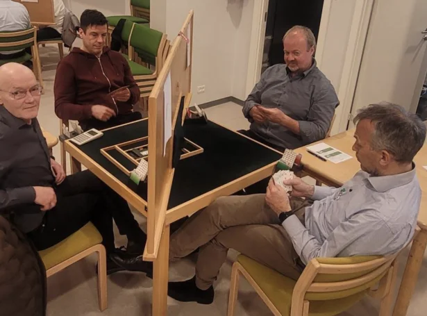 Føroyameistarnir í 2025, Arne Mikkelsen og Danjal Pauli Mohr spæla móti Robert Langgard og Eyðun Antoniussen (Mynd: Føroya Bridgesamband)
