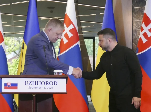 Slovakiski forsætisráðharrin, Robert Fico og ukrainski forsetin, Volodymyr Zelenskyj hittust í Ukraina í september í fjør (Mynd: EPA)