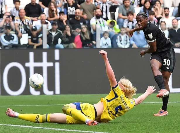Andrias Edmundsson kemur fyri enn eitt skot hjá Juventus (Mynd: EPA)