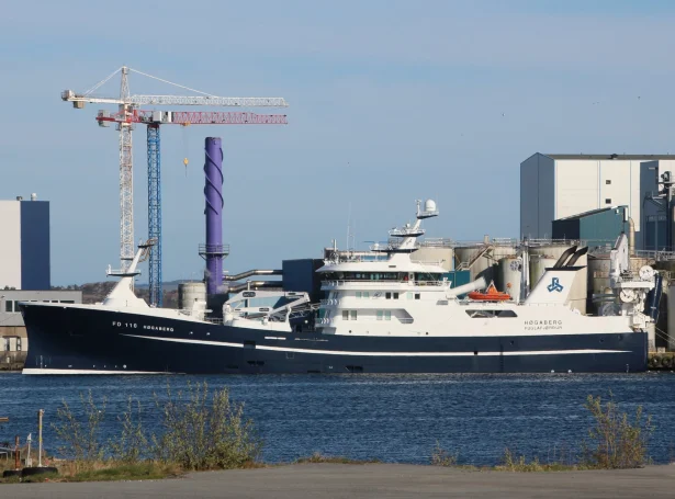 Høgaberg landar til Pelagia (Mynd: Arild Benadiksen)