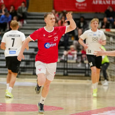 Allan Norðberg javnaði til 34-34, tá fá sekund vóru eftir av fyrru longdu leiktíðini. Harvið tryggjaði strandingurin Vali tíggju minuttir afturat - men har fekk Allan millum annað eina útvísing, og FH var omaná (Mynd: mbl.is)