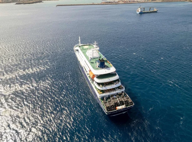 MV Hondius liggur í løtuni uttan fyri Praia í Kapo Verde (Mynd: AFP/Ritzau Scanpix)
