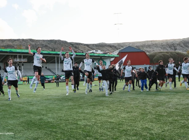 B36 stendur í einari góðari støðu í løtuni og stóð fyrstu stóru royndina hesa vikuna. Leygardagin vitjar KI, og tá kunnu tingini verða vent nakað á høvdið (Mynd: Sverri Egholm)