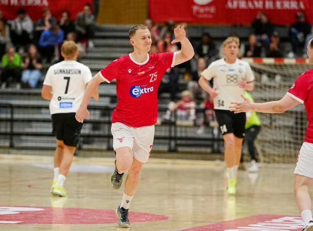 Allan Norðberg javnaði til 34-34, tá fá sekund vóru eftir av fyrru longdu leiktíðini. Harvið tryggjaði strandingurin Vali tíggju minuttir afturat - men har fekk Allan millum annað eina útvísing, og FH var omaná (Mynd: mbl.is)