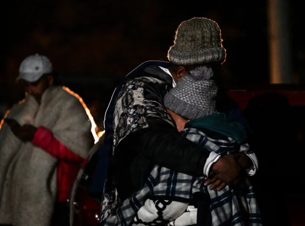 Avvarðandi syrgja uttan fyri kolanámið (Mynd: Luis Acosta/AFP/Ritzau Scanpix)