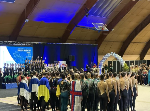 Fleiri føroysk lið við til World Cup II í Frankaríki, har kappast var í estetiskum fimleiki. Undantikið liðini úr Bulgaria, so luttóku tey bestu liðini í heiminum í kappingini, bæði í kvinnum og ungum. Tað eyðnaðist tveimum liðum at koma víðari í finalubólkin: unglingaliðnum Norma úr fimleikafelagnum Ljósið og kvinnuliðnum Rósan úr fimleikafelagnum Støkk