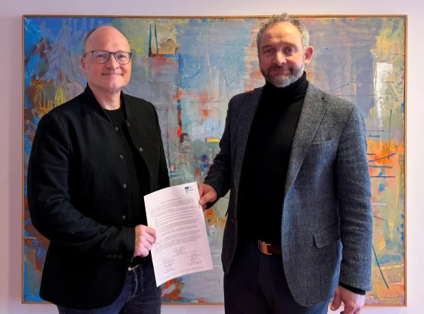 Bergur Djurhuus Hansen, dekanur á Fróðskaparsetri Føroya og limur í Føroysku UNESCO-nevndini, handar landsstýrismanni í mentamálum, Bárði á Lakjuni, tilráðing um etiskar leiðreglur fyri vitlíki (Mynd: mmr.fo)