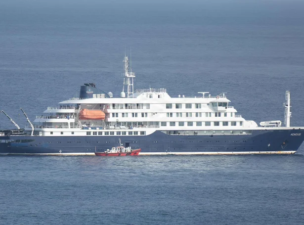 MV Hondius, sum hevur ligið út fyri høvuðsstaðin í Kapo Verdi í nakrar dagar, hevur fyrr vitjað í Føroyum (Mynd: AFP/Ritzau Scanpix)