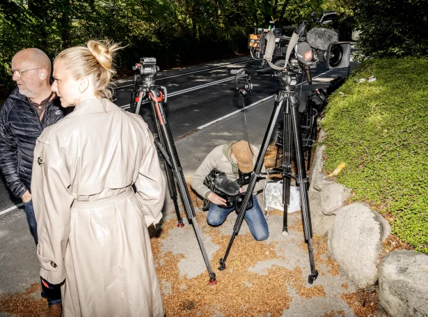 Donsk fjølmiðlafólk hava nú í seks vikur bíðað uttan fyri Marienborg at frætta nýtt um nýggju donsku stjórnina (Foto: Mads Claus Rasmussen/Ritzau Scanpix)