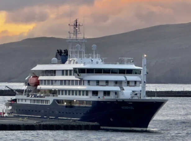 MV Hondius við bryggju í Vági í 2024 (Mynd: vagur.fo)