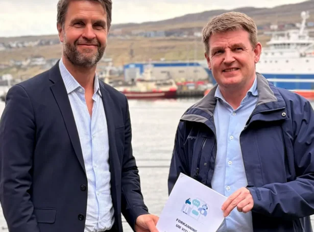 Nicolai Mohr Balle, verkætlanarstjóri í Talgildu Føroyum undir Gjaldstovuni, handar Akseli V. Johannesen, landsstýrismanni, forkanning um vitlíki í Føroyum