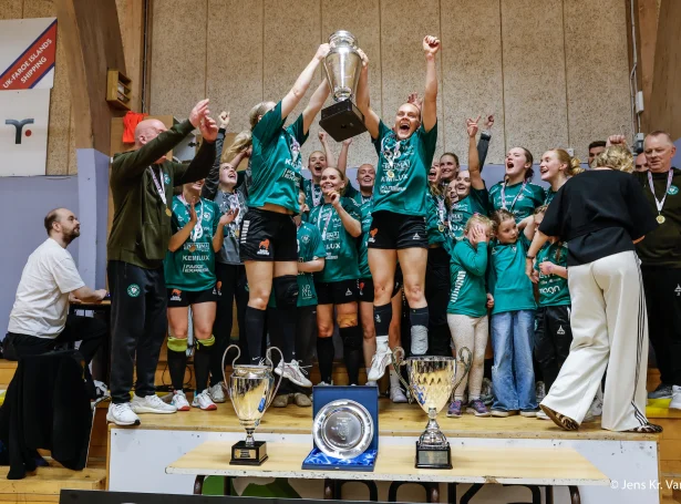 Sigur í Vestmanna og so var tíggjunda FM-heitið í søguni heima hjá Kyndilskvinnum (Mynd: Jens Kr. Vang)
