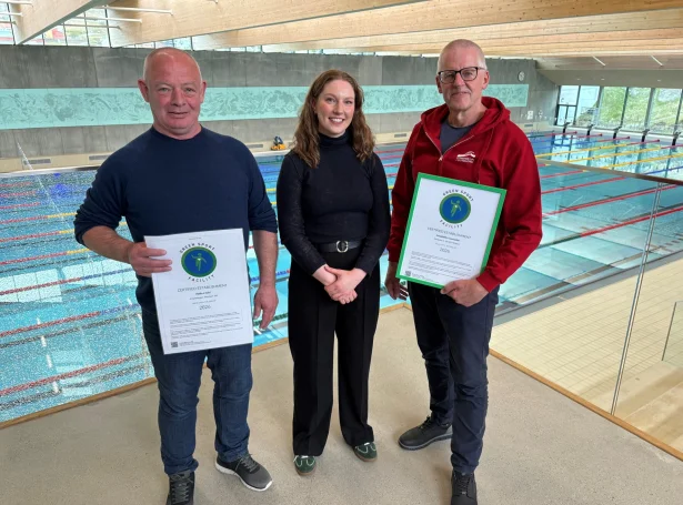Pole J. Hansen, Elsa Berg og Eyðun Húsagarð í svimjihøllini (Mynd: torshavn.fo)
